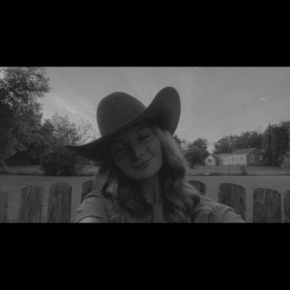 Meet your Posher, Amanda - Picture 1 of 1